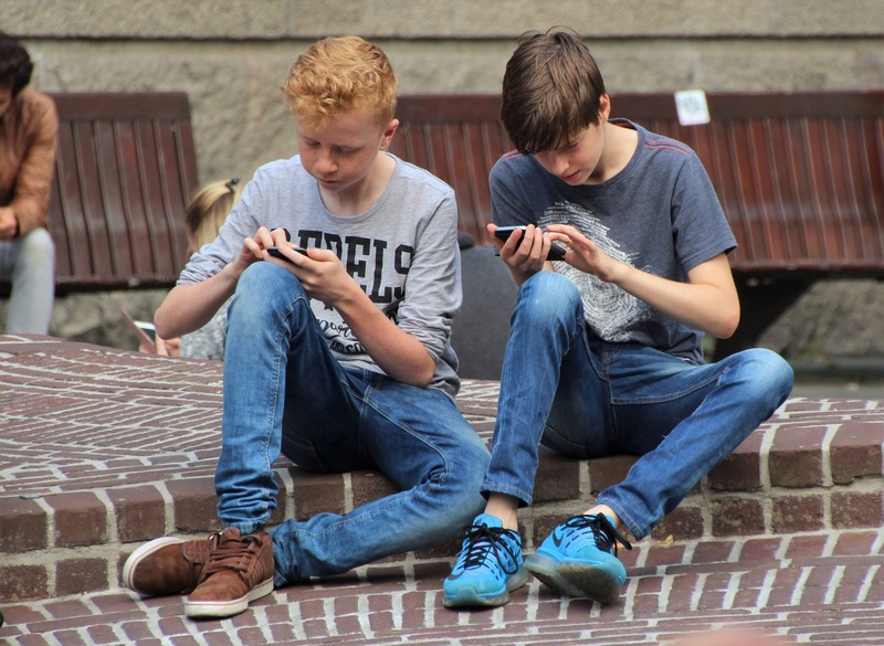 smartphone-mobile-hand-man-person-people-562059-pxhere.com